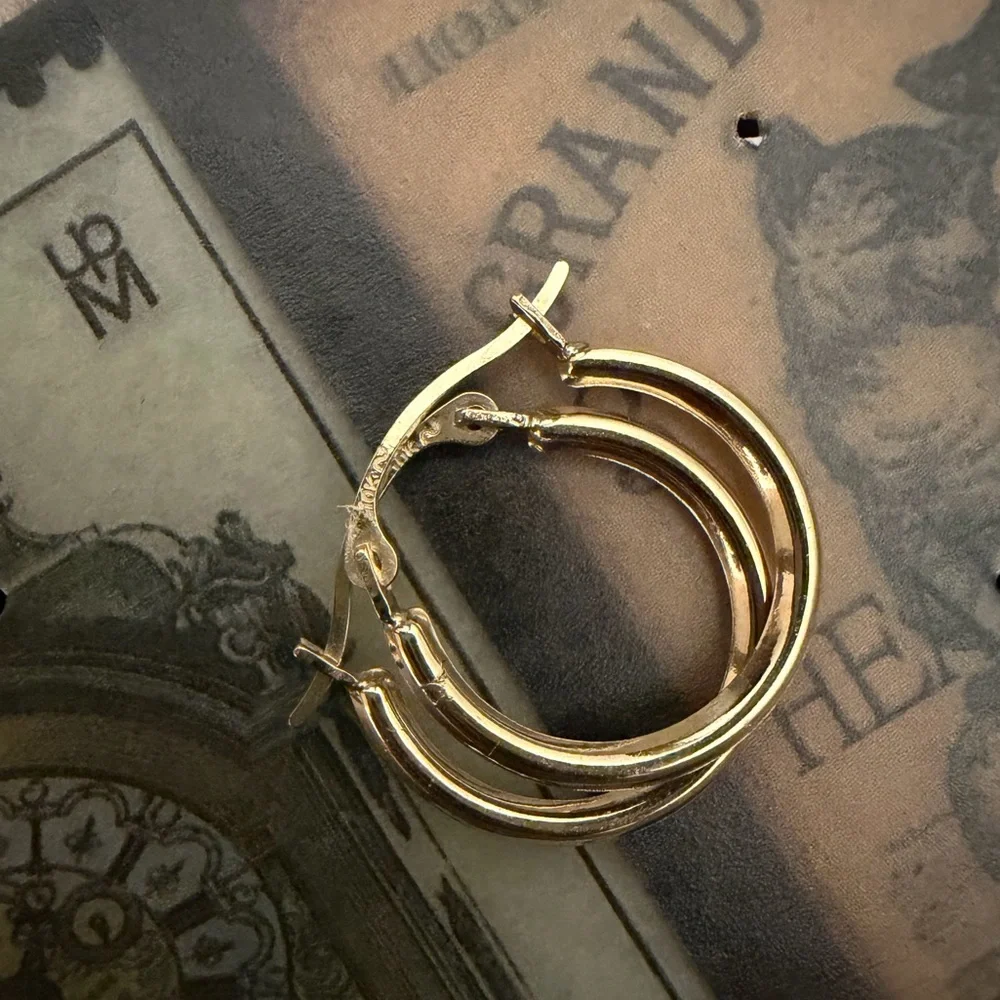 10kt solid yellow Gold small Hoop Earrings dainty stackable estate vintage - Picture 6 of 6